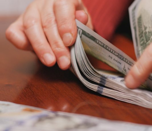 A minimálbér-emelés miatt csaknem másfél millió munkahely szűnne meg Amerikában