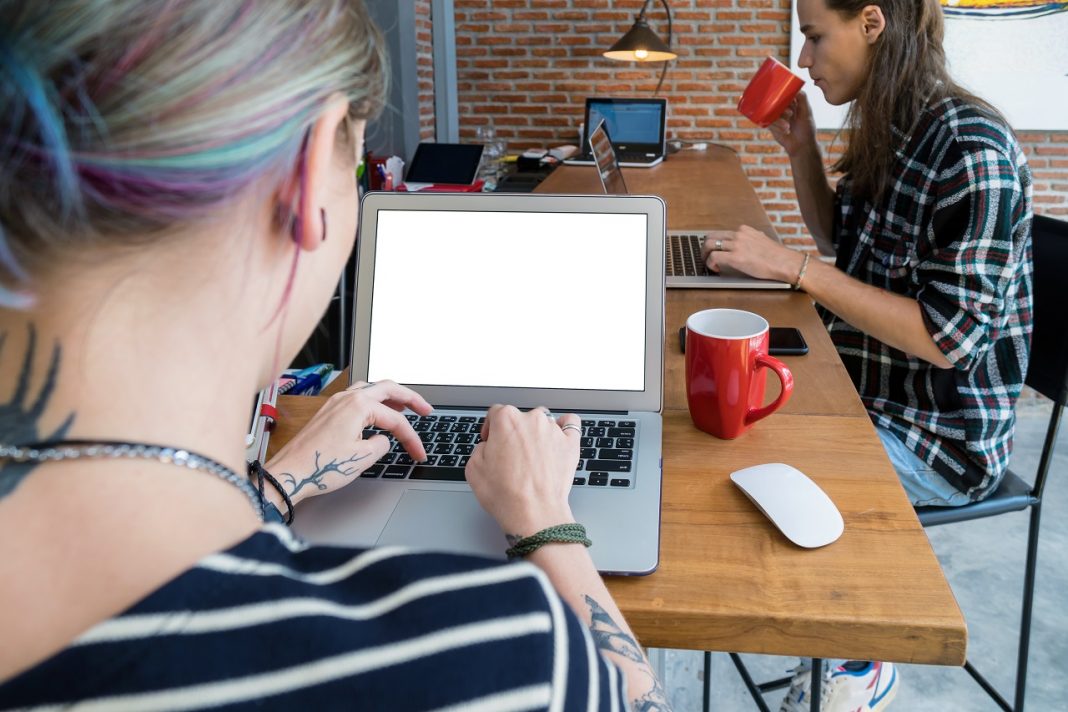Optimista jövőkép: 2021 a létszámnövekedés és a Smart Work éve lesz Hipster young couple freelancer using smart Laptop and mobile ph