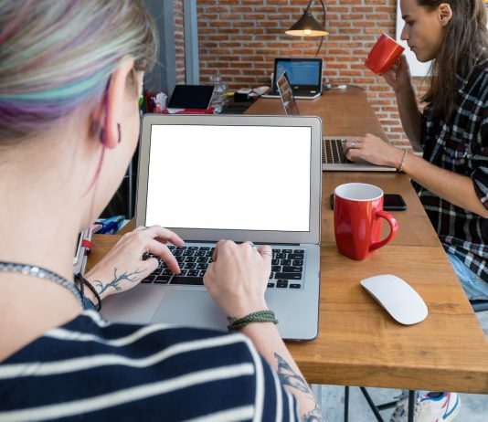 Optimista jövőkép: 2021 a létszámnövekedés és a Smart Work éve lesz Hipster young couple freelancer using smart Laptop and mobile ph