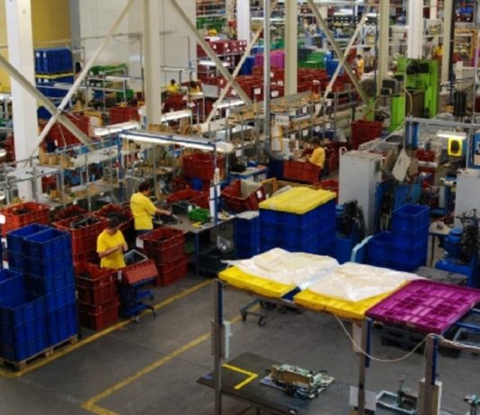 A túlóra és az agresszív munkáltatói elnyomás miatt sztrájkolnak a gumigyárban gumigyár