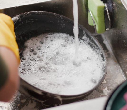 Kártérítést kell fizetnie egy kínai férfinak a felesége által végzett házimunkáért egy válóperben Wash dishes in the kitchen