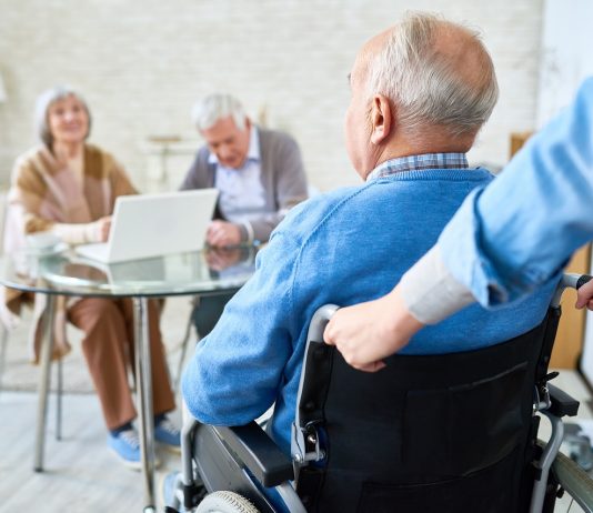 Elemzés: a koronavírus elsősorban a szociális szakmákban terjed Handicapped Man in Retirement Home
