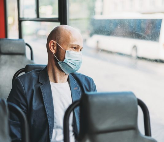 Továbbra is ingyenesen utazhatnak a védekezésben részt vevő egészségügyi, szociális és rendvédelmi dolgozók