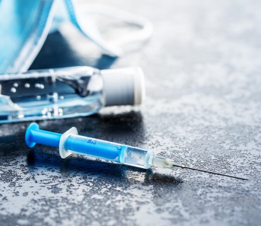 Koronavírus: minden harmadik német elutasítja a korlátozásokat és az oltást Injection syringe. Covid-19 coronavirus vaccination. Corona virus vaccine.