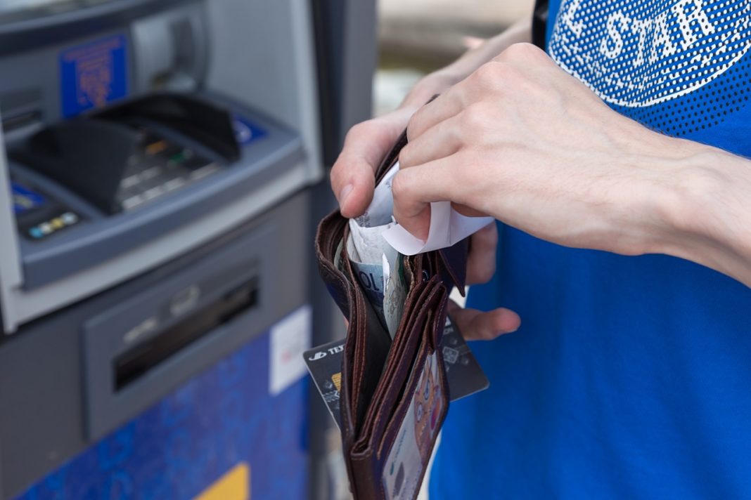 Az alacsony jövedelműek keresete még tovább csökkent Európában saving money