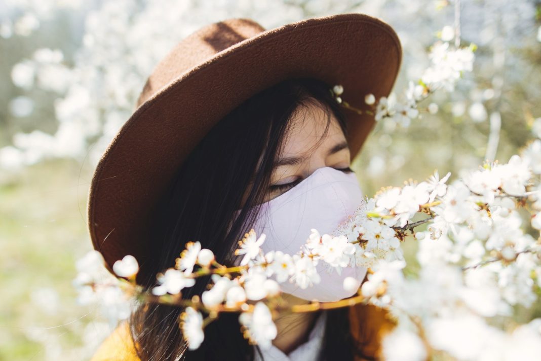 Hogy indítsd újra a motivációdat? Young beautiful woman wearing face mask in spring park