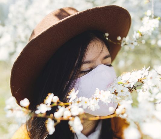 Hogy indítsd újra a motivációdat? Young beautiful woman wearing face mask in spring park