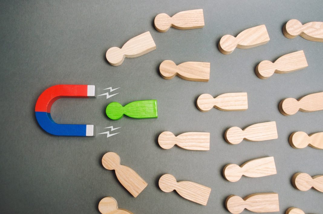 A munkaerőközvetítő cég szerint a kölcsönzött munkaerő ismét piacképes Magnet and crowd of workers. Headhunting and recruiting concept. Choosing the best talented employee from the team. Team management. Human resources