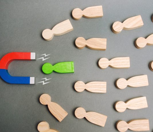 A munkaerőközvetítő cég szerint a kölcsönzött munkaerő ismét piacképes Magnet and crowd of workers. Headhunting and recruiting concept. Choosing the best talented employee from the team. Team management. Human resources