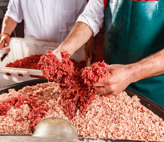 Bár kevesebb volt munkahelyi baleset tavaly, idén is sok munkavédelmi ellenőrzés lesz Butchers processing sausages