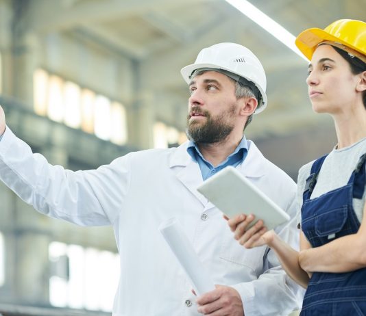 Munkaügyi bírság: a visszaeső cégek januártól különösen rosszul járhatnak Inspection at Factory