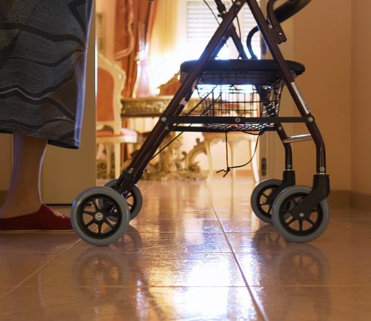 A héten mindenkihez megérkezik a 13. havi nyugdíj Elderly woman walks indoors with the walker. Detail of the legs