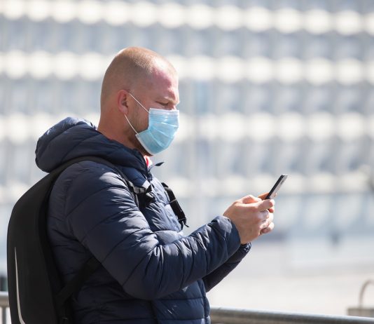 Március 7-éig hosszabbították meg a németek a koronavírus-szabályozást Tourist man in a medical surgical mask in the city.