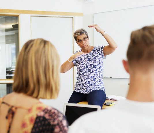 Nők a tudományban: adatok, trendek, stratégiák Mature female professor teaching students in classroom