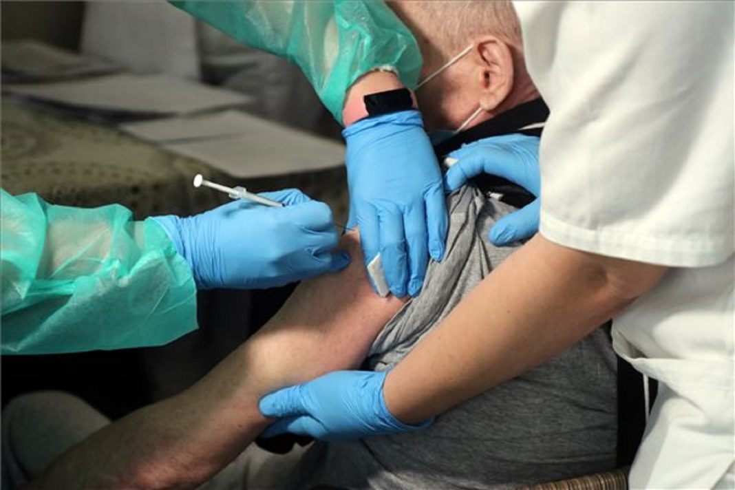 Kevés a vakcina – át kell alakítani az oltási tervet