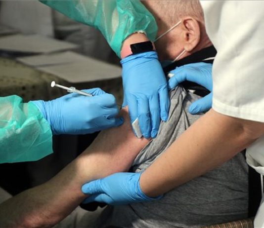 Kevés a vakcina – át kell alakítani az oltási tervet