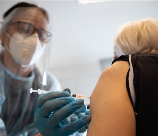 Csütörtökön indul a regisztrált legidősebbek oltása a háziorvosoknál és a kórházi oltópontokon