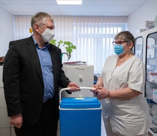 Védettséget igazoló okmány bevezetéséről döntött a kormány Kancz Csaba Komárom-Esztergom megyei kormánymegbízott átadja a Pfizer-BioNTech koronavírus elleni oltóanyagát