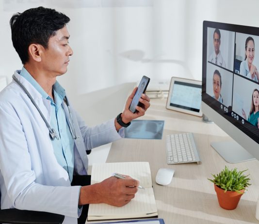 A digitális munkahely újraindítása Online meeting of doctors