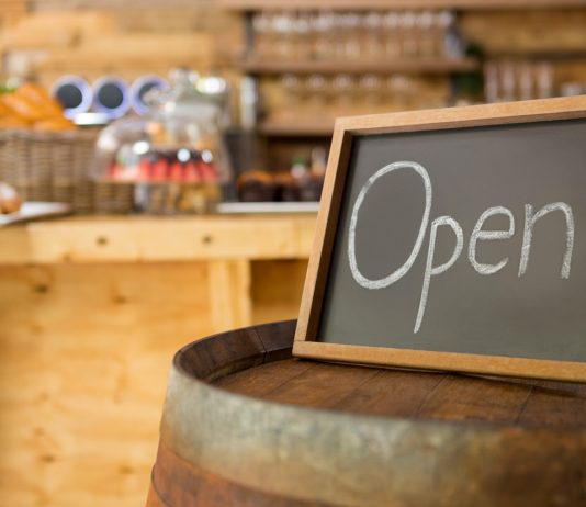 Nyitás Horvátországban: hétfőtől teraszukon fogadhatnak kuncsaftokat a vendéglátósok Close-up of open signboard in coffee shop