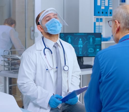 Kivárnak az orvosok – óvatosan hoznak döntést a jövőbeli jogviszonyukról Doctor consulting patient during COVID 19