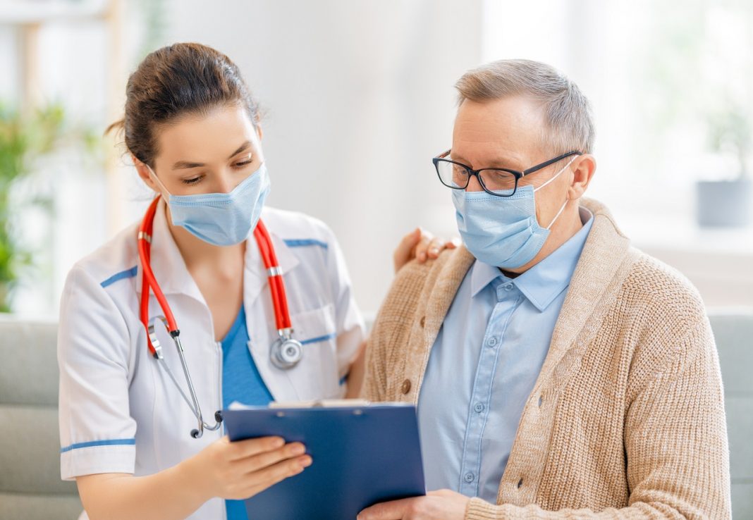 Munkajogi segítség az egészségügyi dolgozóknak – mire figyeljenek, mielőtt szerződnek Doctor and senior man wearing facemasks