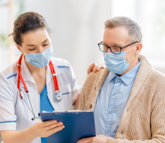 Munkajogi segítség az egészségügyi dolgozóknak – mire figyeljenek, mielőtt szerződnek Doctor and senior man wearing facemasks