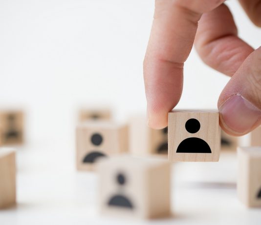 Covidbiztos munkahelynek bizonyult az egészségügy, az informatika és az építőipar Job recruitment concept using icon people wood cube block