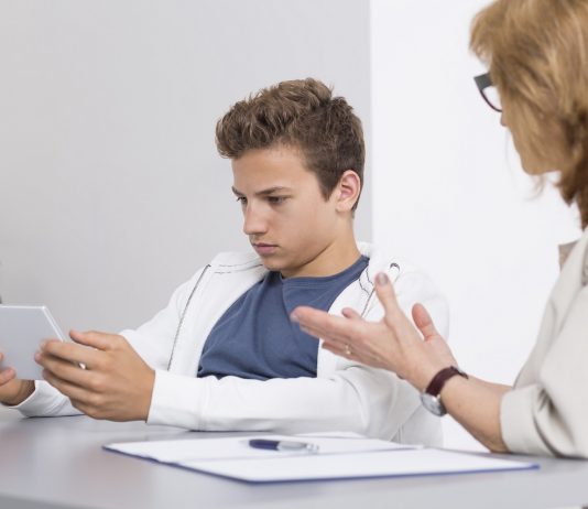 Pályaválasztási konfliktusok a családban – a leggyakoribb kérdések Young teenage boy psychotherapy