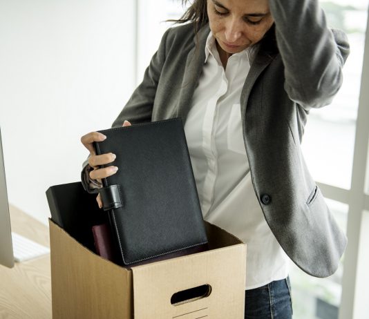 „Mindenki pótolható”, mondja a közönyös vezető Businesswoman got Fired Unemployed Feeling Stressed
