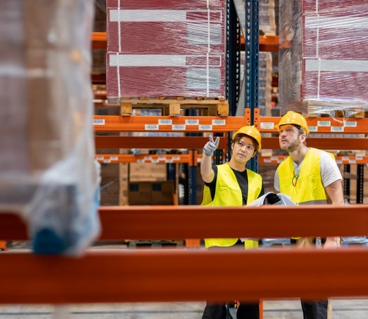 Kapkodnak a raktárosok iránt – az online kereskedelem felpörgette a logisztikát Warehouse workers establish order of packages on shelves