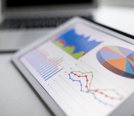 KSH: 6,2 százalékkal nőtt a reálkereset 2020-ban Tablet with business statistic chart