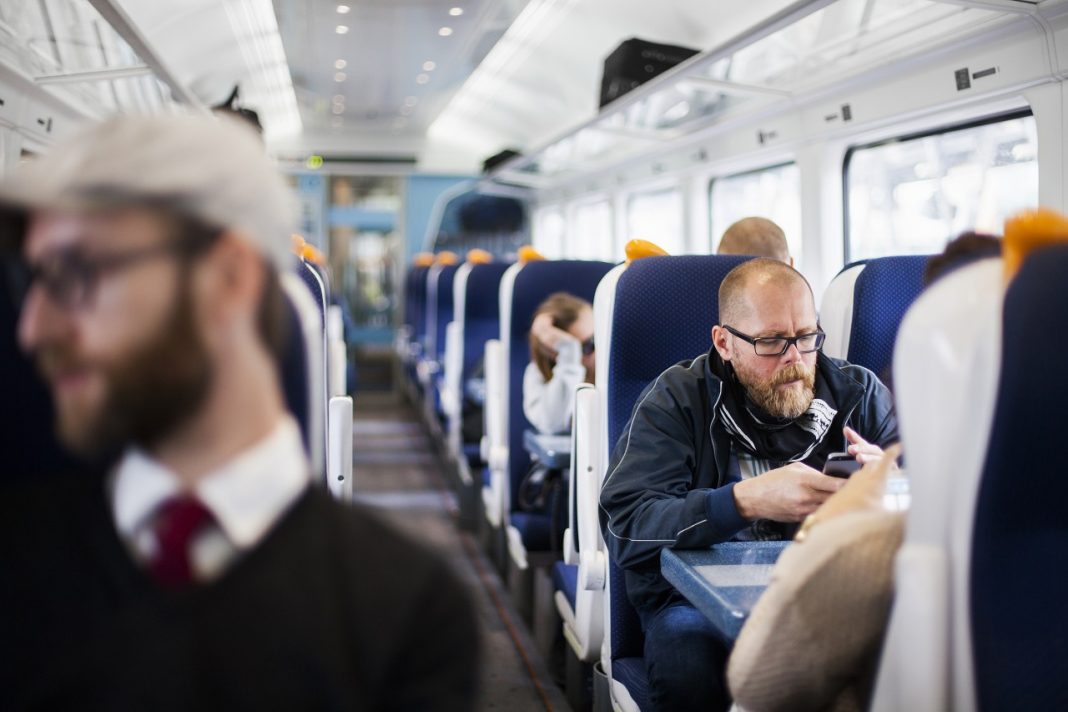 Az Európai Bizottság új rendeletet javasol az uniós roaming-díjakra vonatkozó szabályok meghosszabbítására Business people travelling in train