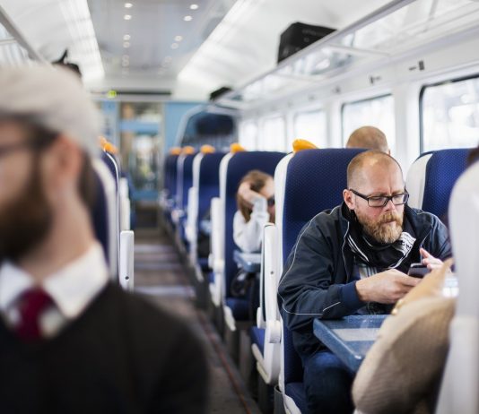 Az Európai Bizottság új rendeletet javasol az uniós roaming-díjakra vonatkozó szabályok meghosszabbítására Business people travelling in train