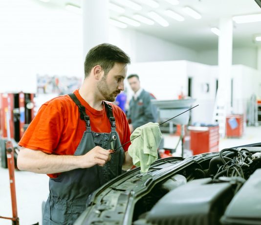 Nyolc százalékos alapbéremelés a Magyar Suzukinál Car mechanic upkeeping car