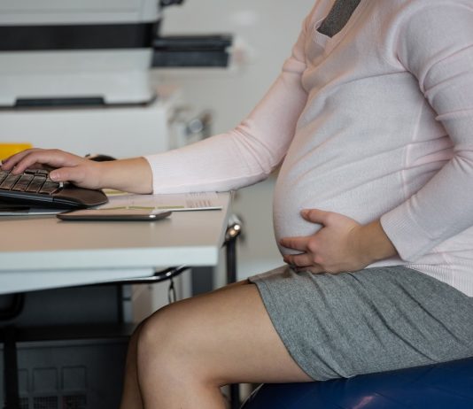 A diplomás gyed után sem kell majd személyi jövedelemadót fizetniük a 25 év alattiaknak Mid-section of pregnant businesswoman working in office