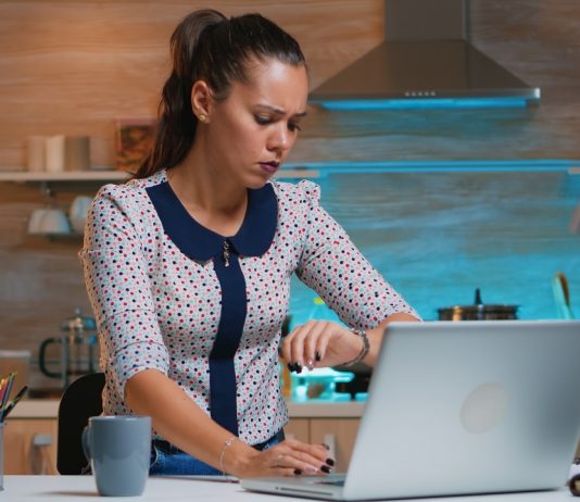 A „Rabszolgatörvény” és gyakorlati tapasztalatai Tired businesswoman working overtime