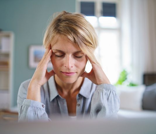 Kutatás a koronavírus következményeiről – a munkavállalók mentális egészségét mérik fel Portrait of business woman meditating indoors in office at desk, mental health concept.