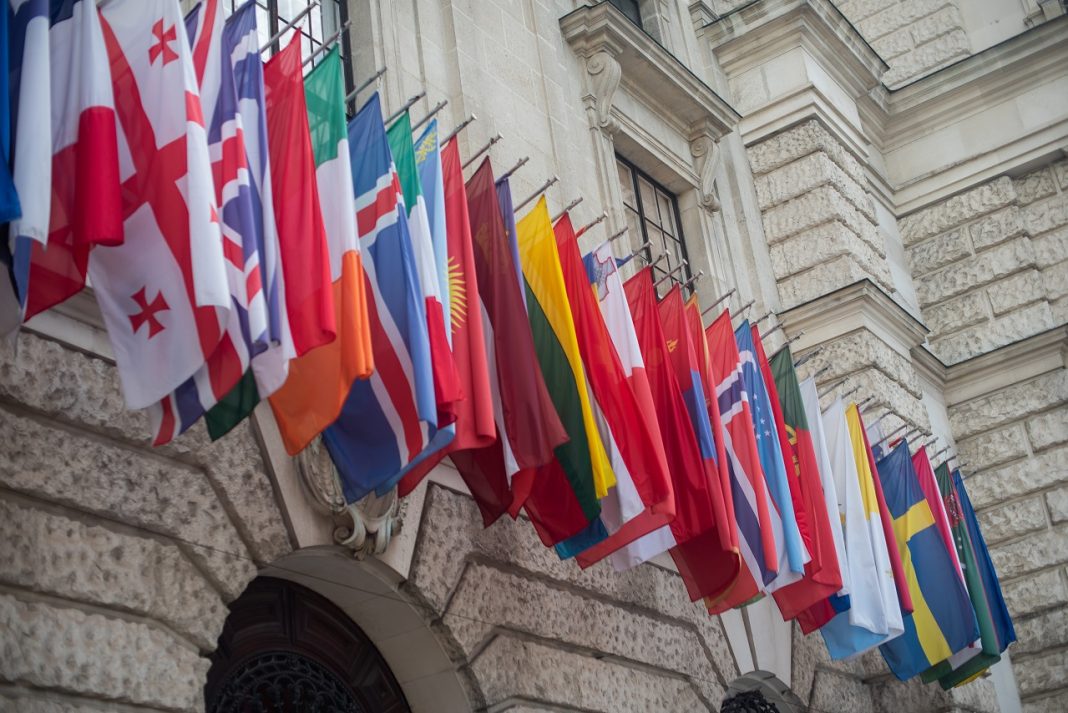 Javul a globális befektetői hangulat, de sokan ismétlődő járványhullámoktól tartanak