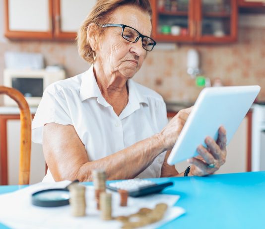 Tovább bővülhetett az önkéntes pénztári kedvezmény igénybevétele Senior woman checking her finances and invenstments