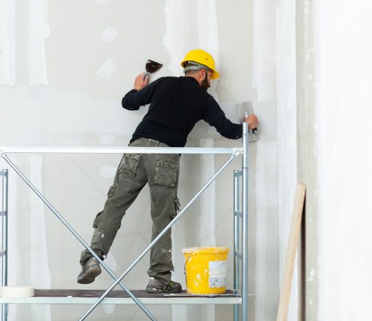 A lakásfelújítások nagy részében még mindig nem kötnek szerződést worker plastering gypsum board wall.