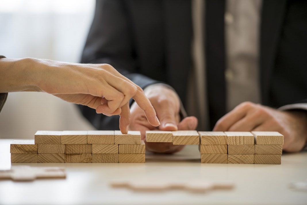 Stabil a munkahelyed? Meddig? Business teamwork and cooperation concept