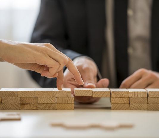 Stabil a munkahelyed? Meddig? Business teamwork and cooperation concept