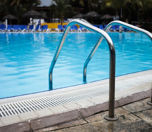 Hatalmas zuhanás – decemberben közel 93 százalékkal csökkent vendégéjszakák száma Empty Swimming Pool Ladder