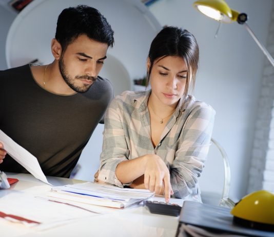 Jó tudni – az adóelőlegből is levonható a házassági kedvezmény! Man and Woman Worried For Taxes And Family Budget