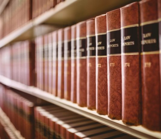 Akadémiai dolgozók tiltakoznak az új felsőoktatási törvény ellen Close up of a lot of law reports in library