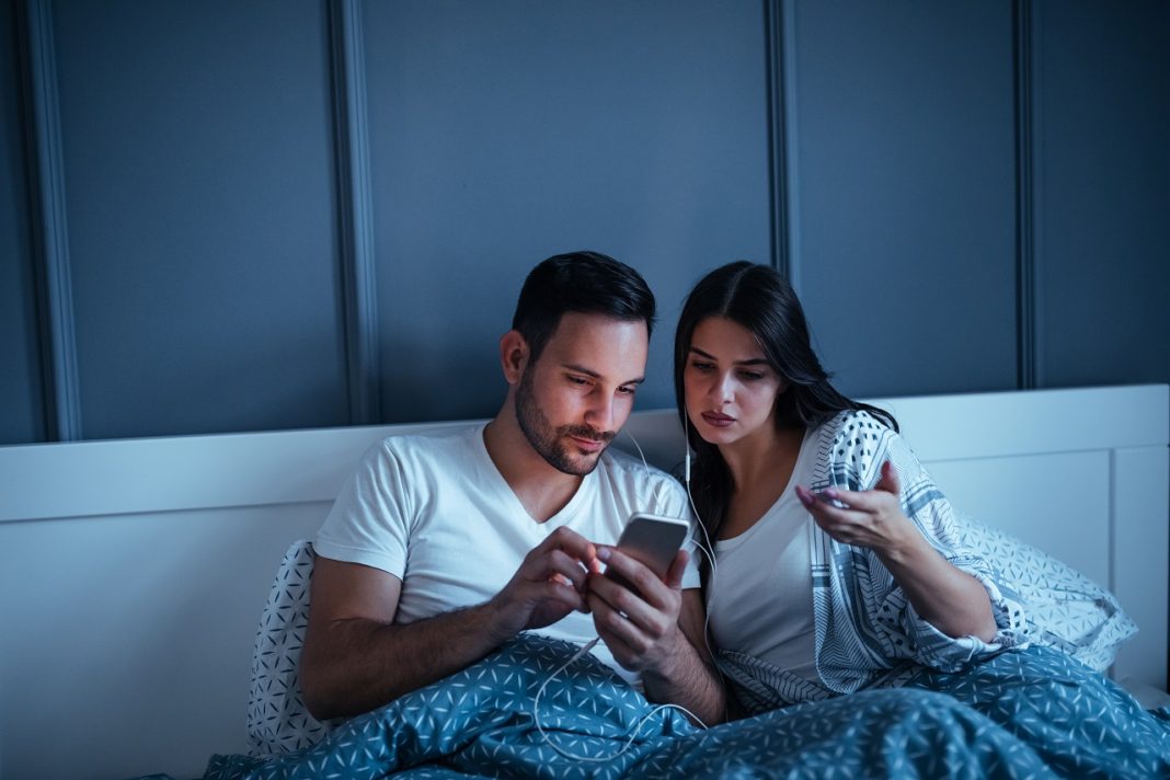 Alvás Világnapja – okos képernyőhasználat a jobb pihenésért Connected even in the bed