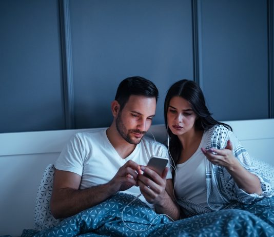 Alvás Világnapja – okos képernyőhasználat a jobb pihenésért Connected even in the bed