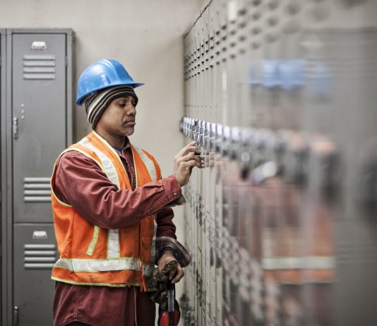 A brit kormány szeptember végéig folyósítja a le nem dolgozott munkaórákra járó bérek zömét Black man factory worker