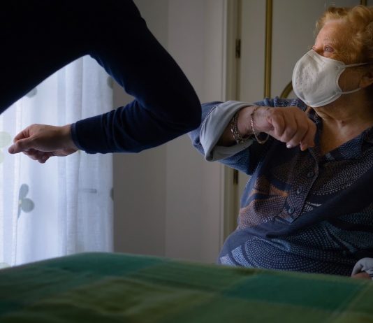 Bécsben meghosszabbítják a tervezett húsvéti zárlatot An elderly woman and a young man greet each other with an elbow